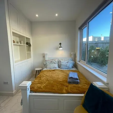 Sunny Air Conditioned Studio With Parking And Private Entrance Apartmán *