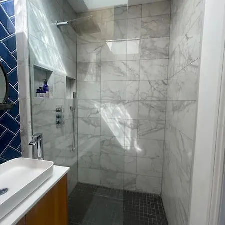 Sunny Air Conditioned Studio With Parking And Private Entrance Bristol