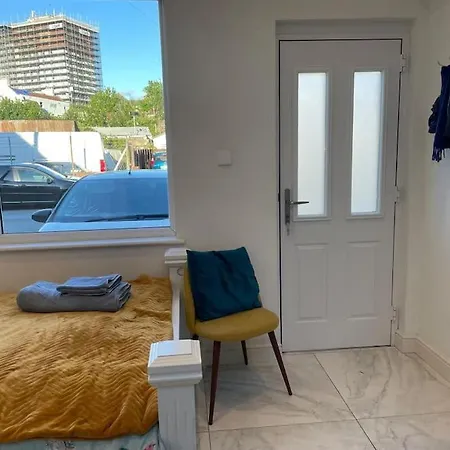 Sunny Air Conditioned Studio With Parking And Private Entrance Apartmán Bristol
