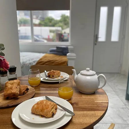 Apartmán Sunny Air Conditioned Studio With Parking And Private Entrance *