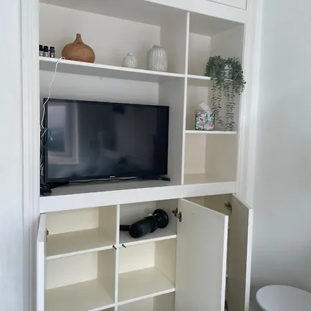 Apartmán Sunny Air Conditioned Studio With Parking And Private Entrance