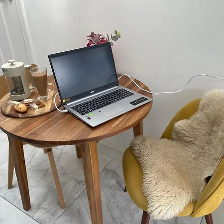 Sunny Air Conditioned Studio With Parking And Private Entrance Apartmán *