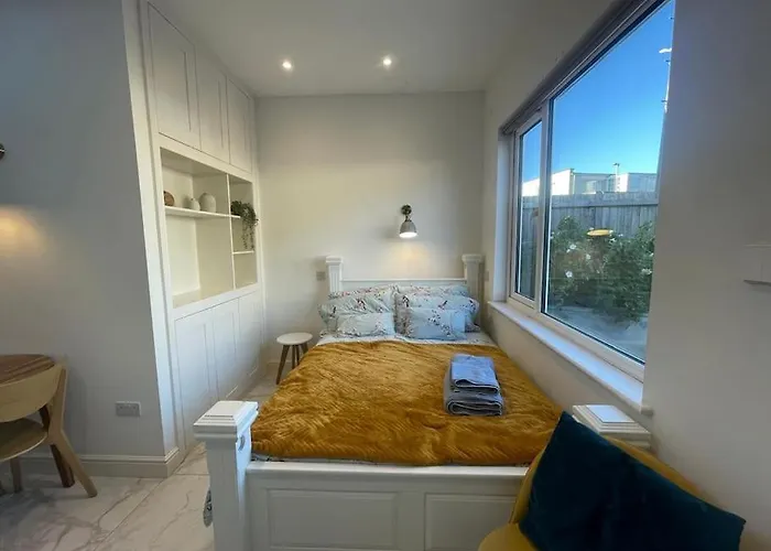 Sunny With Parking And Private Entrance شقة *