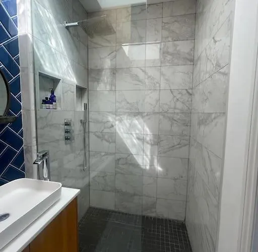 Sunny With Parking And Private Entrance 브리스틀