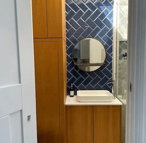 Sunny With Parking And Private Entrance * بريستول