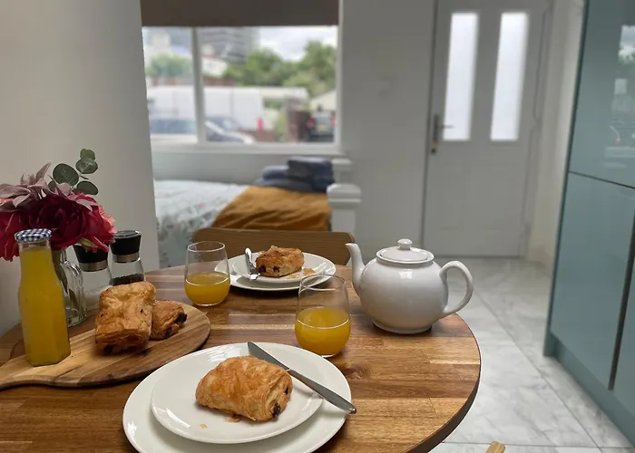 شقة Sunny With Parking And Private Entrance *