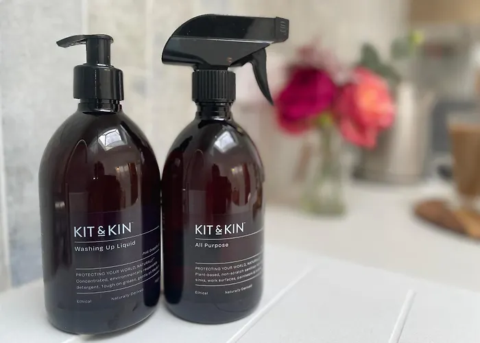 Sunny With Parking And Private Entrance شقة *