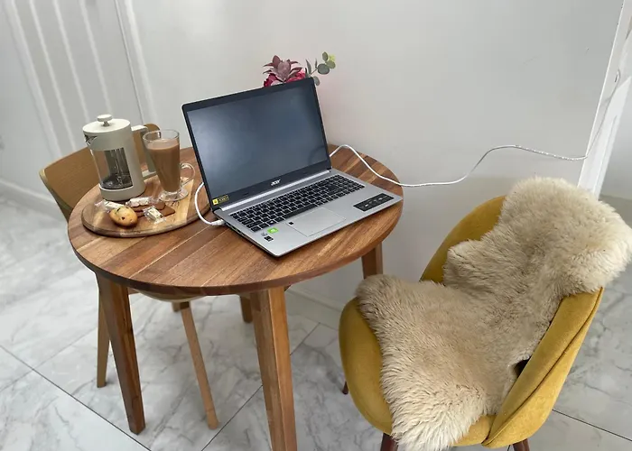 Sunny With Parking And Private Entrance 아파트 *